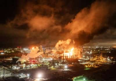 מחירי הדלק בקליפורניה יזנקו? הפיצוץ העז בבית הזיקוק של שברון יכול לפגוע ישירות בכיס שלכם