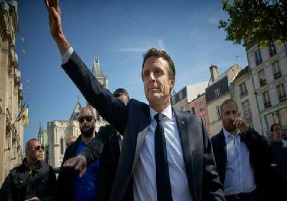 מקרון: "אם נאסור ללבוש חיג'אב תפרוץ מלחמת אזרחים בצרפת"