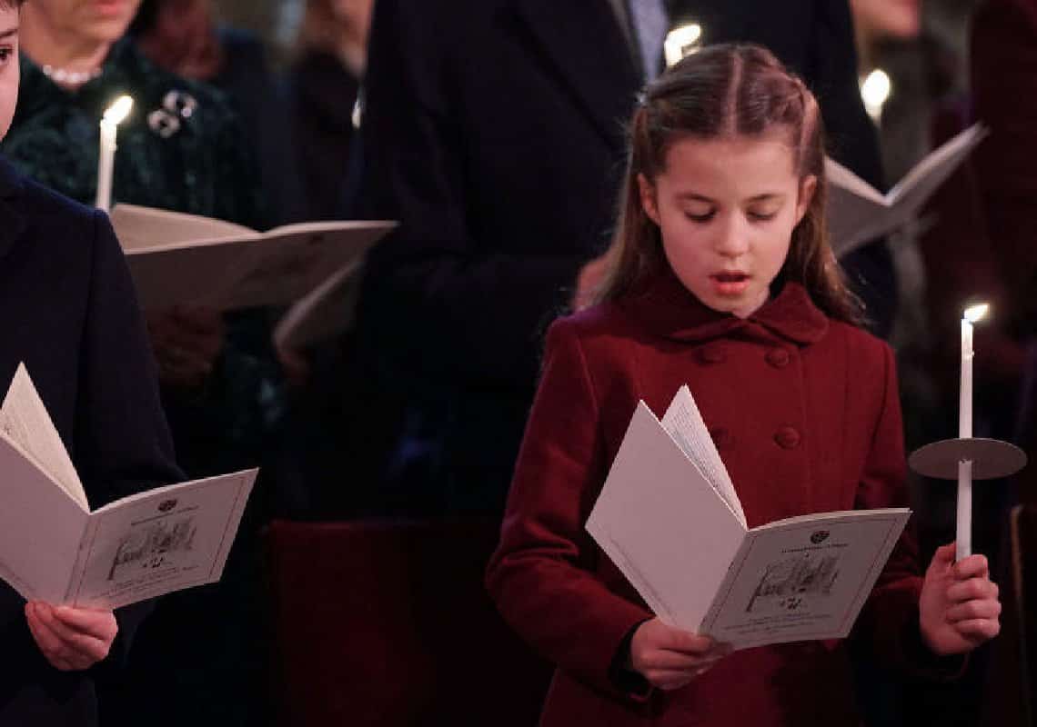  משפחת המלוכה חגגה את ערב חג המולד אך הנסיכה שרלוט גנבה את ההצגה