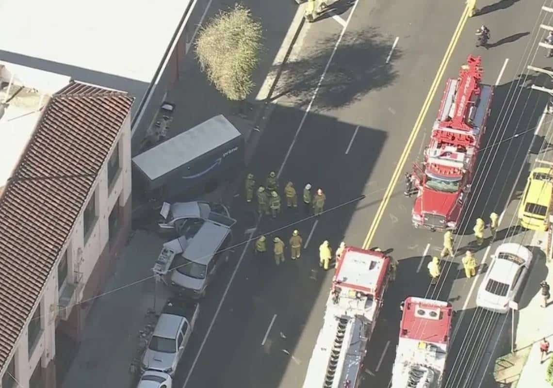 דקות ספורות לאחר שנגנב: רכב משלוחים של אמזון גרם לתאונת דרכים קטלנית בלוס אנג'לס