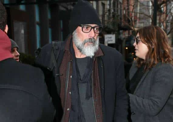 אל תתבלבלו - ג'פרי מורגן אינו הומלס, למרות שהוא בהחלט נראה כך