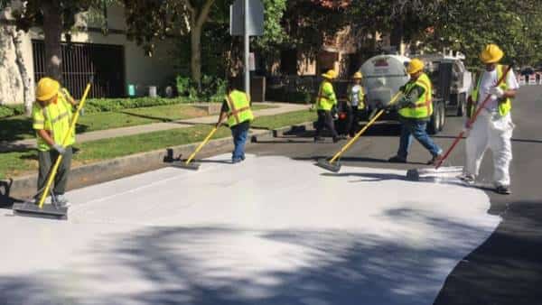 לוס אנג'לס: העירייה החלה לצבוע רחובות בעיר בצבע לבן כחלק מהמאבק בהתחממות הגלובלית