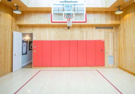  נדל"ן יוקרה במנהטן: אחוזה משפחתית עם מגרש כדורסל מקורה ב-10.5 מיליון דולר 