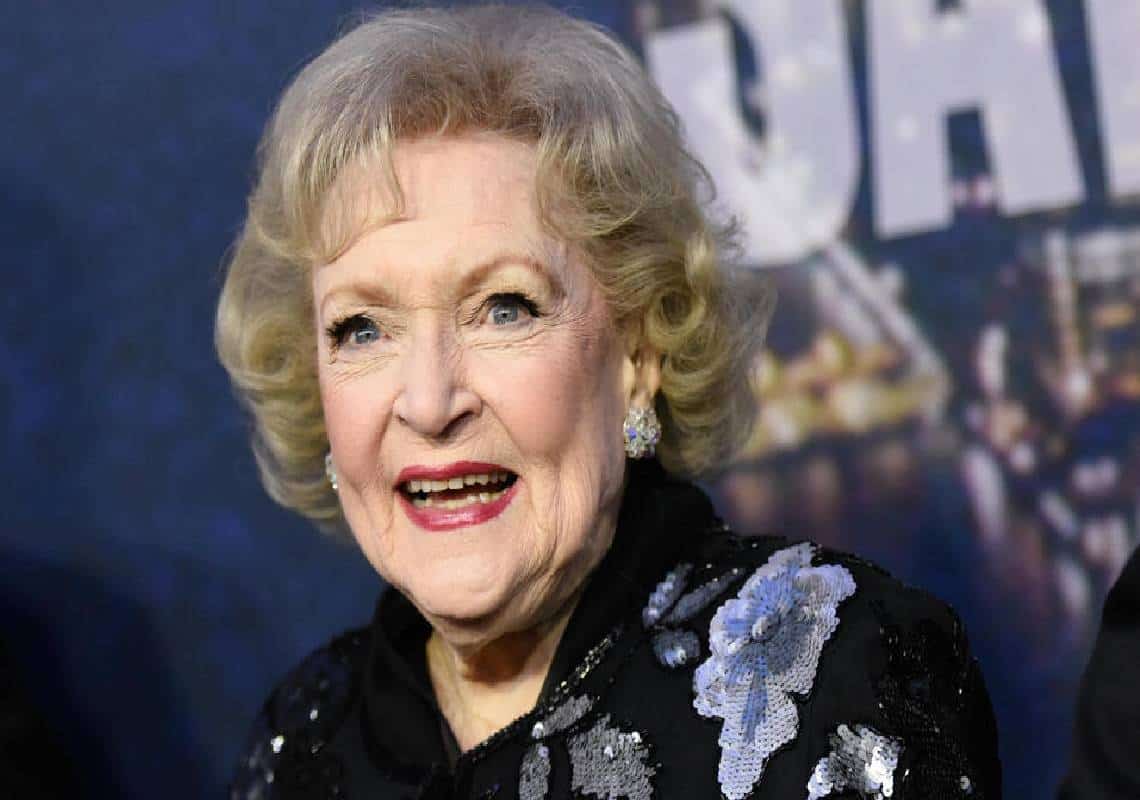 ״היא הייתה מצחיקה, חדה וחכמה״: קתי גריפין נפרדת מהקומיקאית בטי וויט 