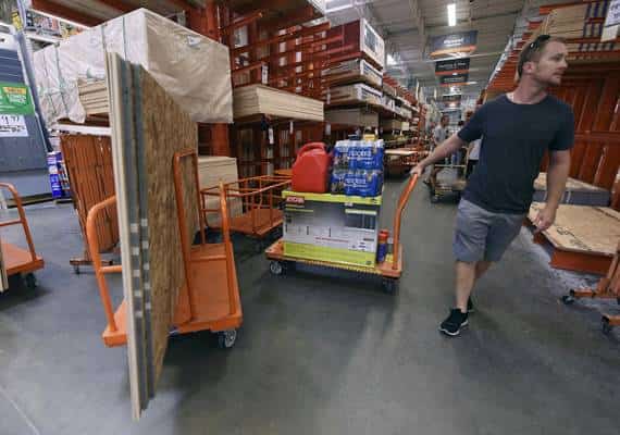 גנרטורים, מים בבקבוקים וקורות עץ: תושבי מזרח ארה"ב מתכוננים להגעת הוריקן "פלורנס"