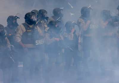 "בדרכי ללוס אנג'לס להרוג שוטרים": גבר נעצר עם פצצות מרגמה וזיקוקים עוצמתיים