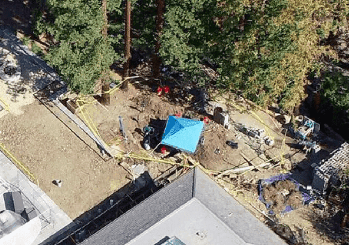 קליפורניה: מכונית שנגנבה לפני שלושה עשורים נמצאה קבורה באחוזה של גבר שהורשע בעבר ברצח