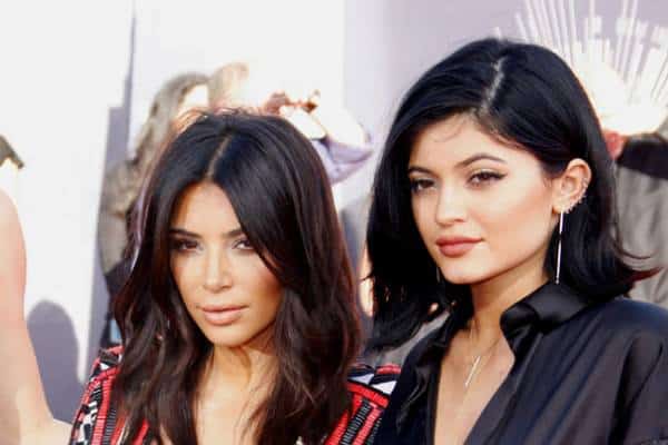 לא עוצר בקים קרדשיאן: היא ואחותה, קיילי ג'נר, הופכות למטרה בשיר ראפ גס במיוחד