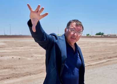 מממועדוני החשפנות למרכזי בינה מלאכותית: האיש שמעורר סערה בקליפורניה