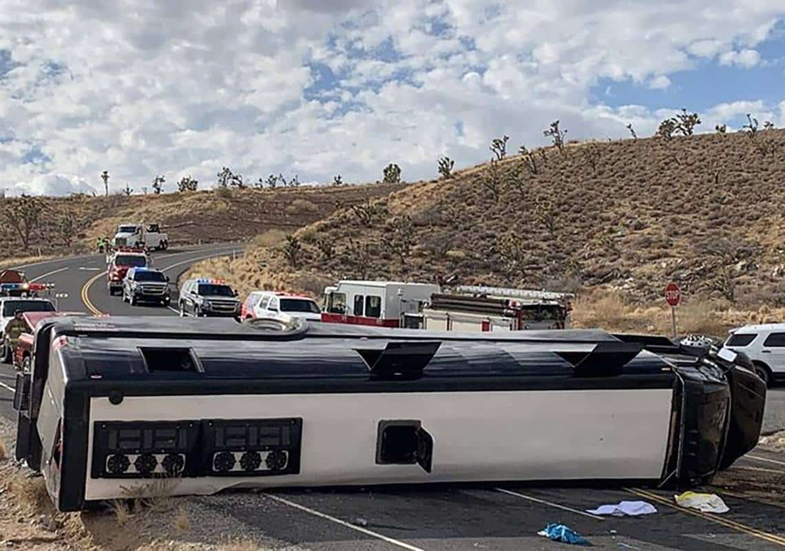 אסון בדרך לטיול בגרנד קניון: הרוג ועשרות נפגעים בתאונת אוטובוס