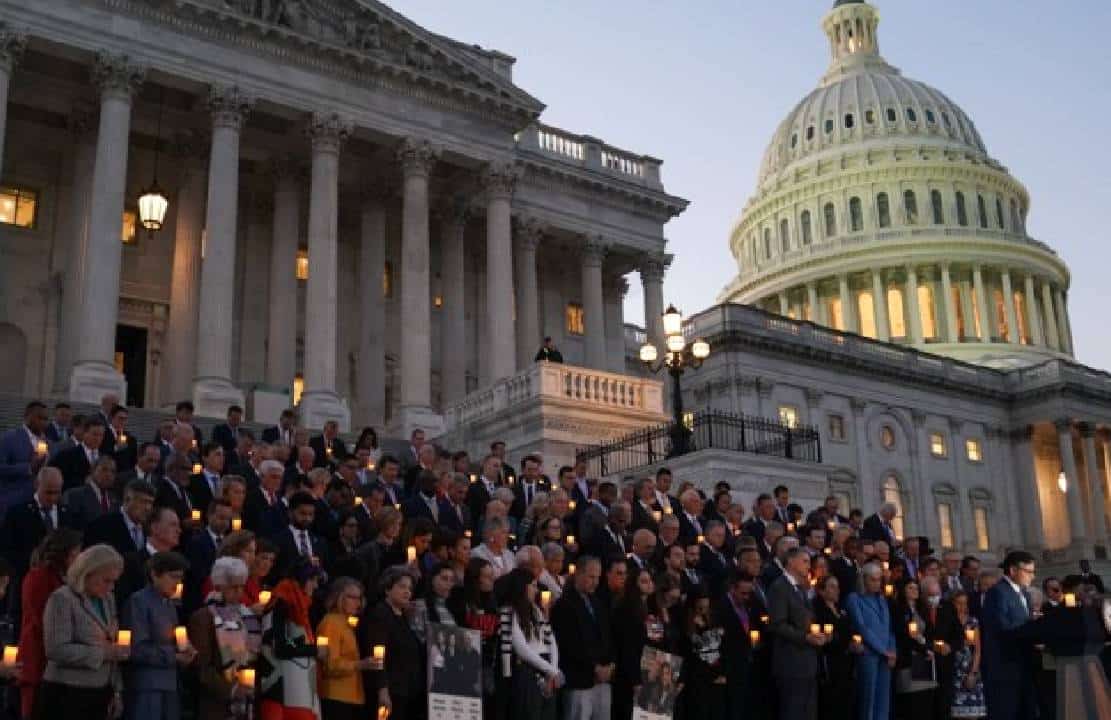 דקת דומיה בוושינגטון: ‏בית הנבחרים קיים משמרת-כבוד דו-מפלגתית לציון חודש למתקפת חמאס‏ בהשתתפות משפחות החטופים