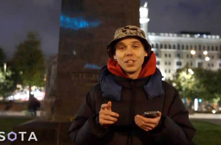 ‏משורר רוסי שפעל נגד המלחמה נאנס עם ‏משקולת‏‏ על ידי המשטרה בשל דקלום שיר אנטי-מלחמתי בכיכר במוסקבה