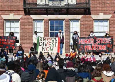 עוד אוניברסיטה מתקפלת: בראון מתחייבת להגן על סטודנטים יהודים בתמורה להחזרת התקציב