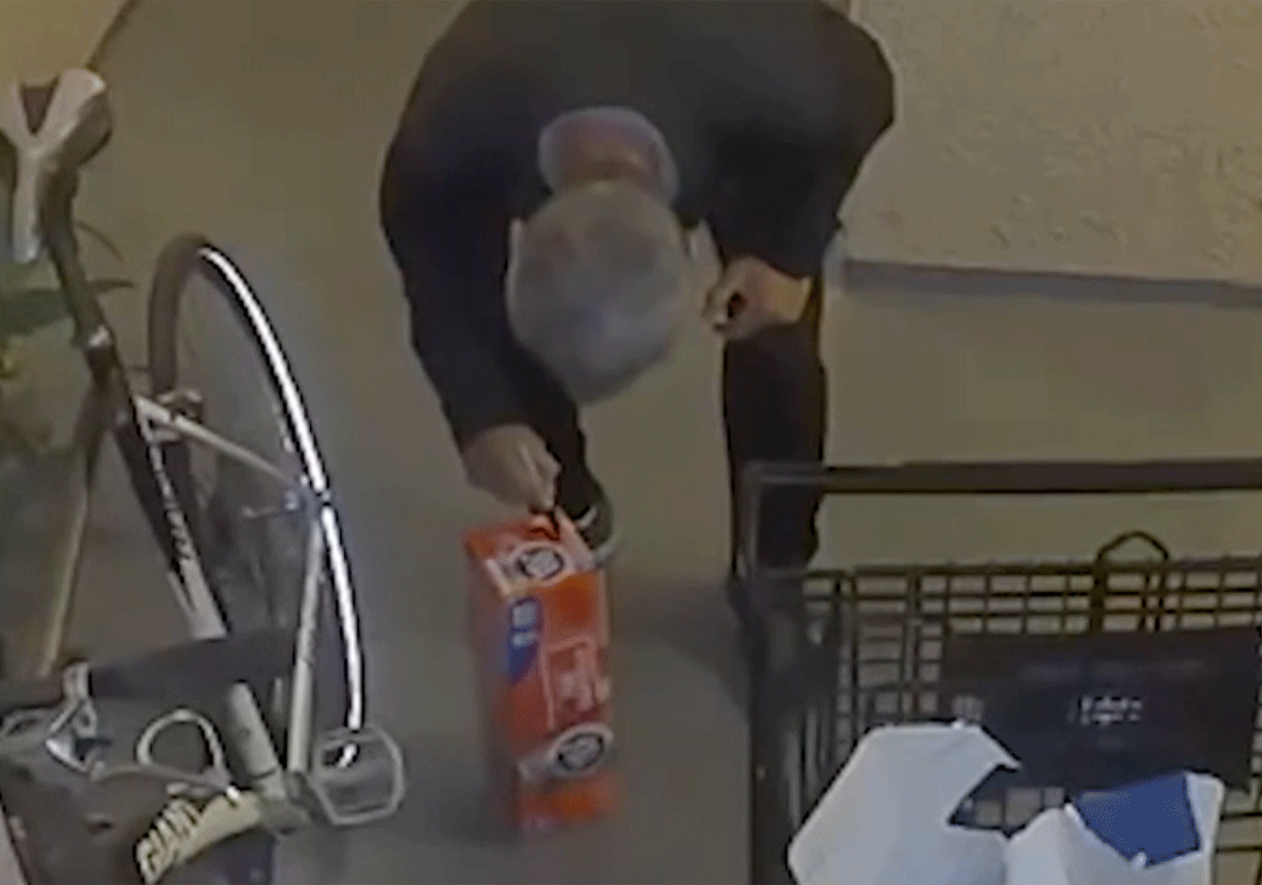 אם יהודייה לשניים מלוס אנג'לס חוששת לשלום משפחתה: שכן תועד כשהוא מצייר צלב קרס בכניסה לביתה