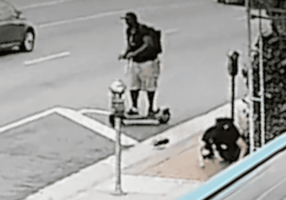 תיעוד קשה מרחובות לוס אנג'לס: חשוד מטיח מטף כיבוי אש על ראשה של אישה