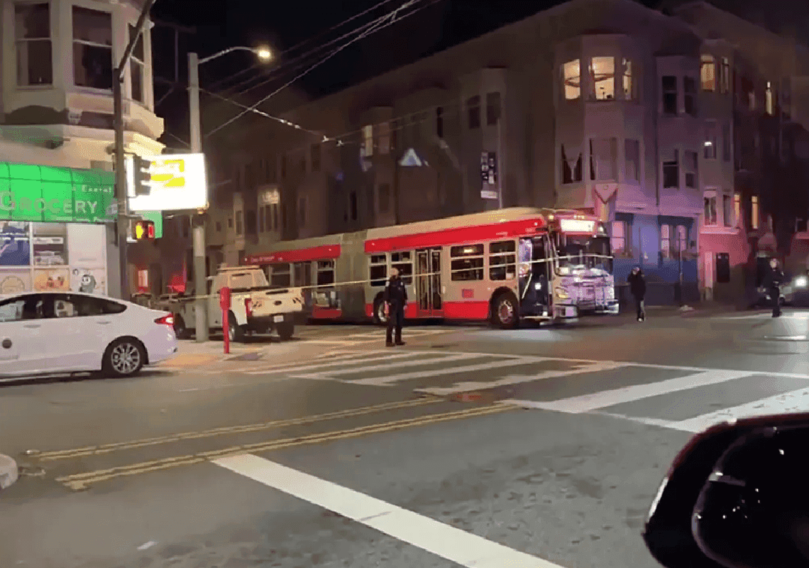 תיעוד מסן פרנסיסקו: גבר גנב אוטובוס, נסע בפראות - והתנגש בכעשרה כלי רכב 