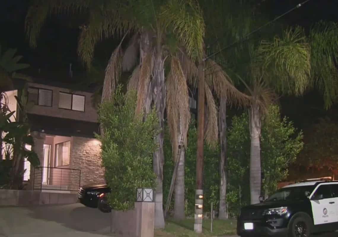 "עקבו אחריהם ממסעדה בבוורלי הילס": 4 צעירים נשדדו באיומי אקדח בשכונה יוקרתית בלוס אנג'לס