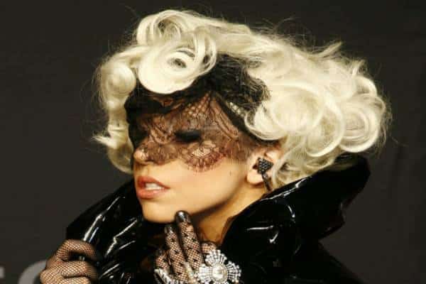 קיילי ג'נר, מאחוריך: בשקט, בשקט ובלי ששמתם לב, ליידי גאגא השיקה אתר טיפוח ויופי 