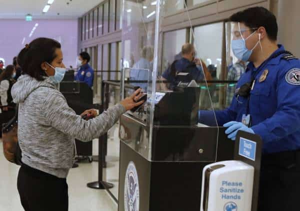 למרות אזהרות ה-CDC: מספר הנוסעים בנמלי התעופה בארה"ב עלה לשיא של 8 חודשים