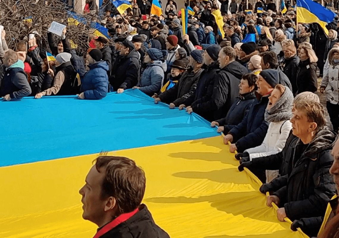 ראש עיר אוקראיני נלקח כבן ערובה - אך שוחרר לאחר שהתושבים יצאו לרחובות והפגינו