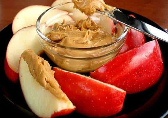 רעבים לפני השינה? לא צריך לצאת למסעדה: 5 חטיפים שלא יגררו עליה במשקל או רגשות אשם 