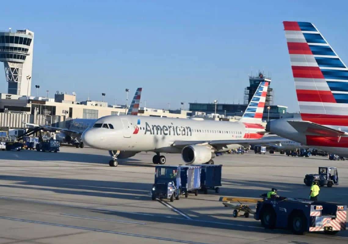 "6 שעות כלואים במטוס עם קצת אוכל ושתייה אנשים החלו להשתגע": נוסעי אמריקן איירליינס עברו חוויה שלא ישכחו