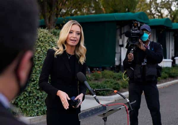 התפרצות הקורונה בבית הלבן נמשכת: דוברת הנשיא אובחנה כחיובית לנגיף