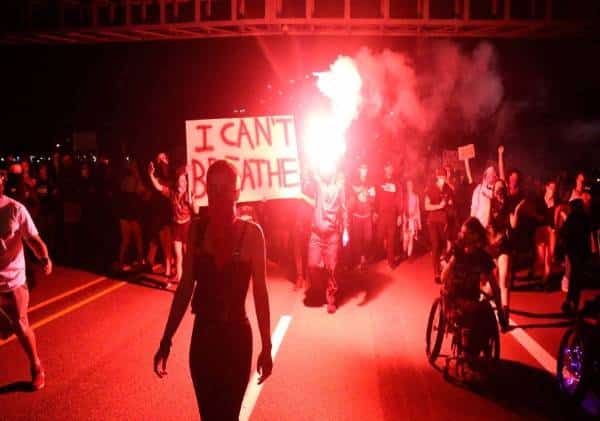 אמריקה מזועזעת - אנרכיה ורצח פוליטי מול המצלמות:  תומכי BLM ואנטיפה מחאו כפיים וחגגו את רציחתו של תומך טראמפ 