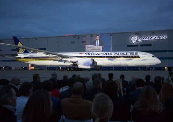 חגיגה בשחקים: בואינג וסינגפור איירליינס חגגו את העברת מטוס הדרימליינר 787-10 הראשון לחברה האסייתית