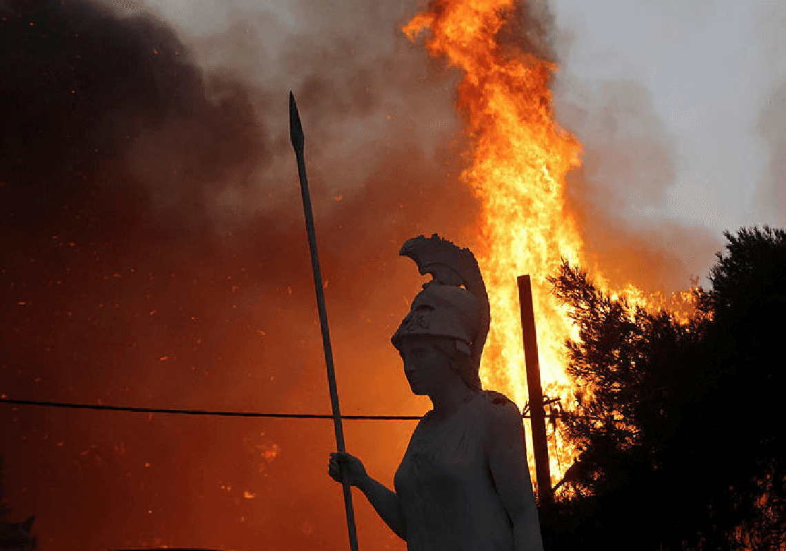אתונה עולה באש: הרשויות בעיר הנחו את כל התושבים להסתגר בבתיהם 