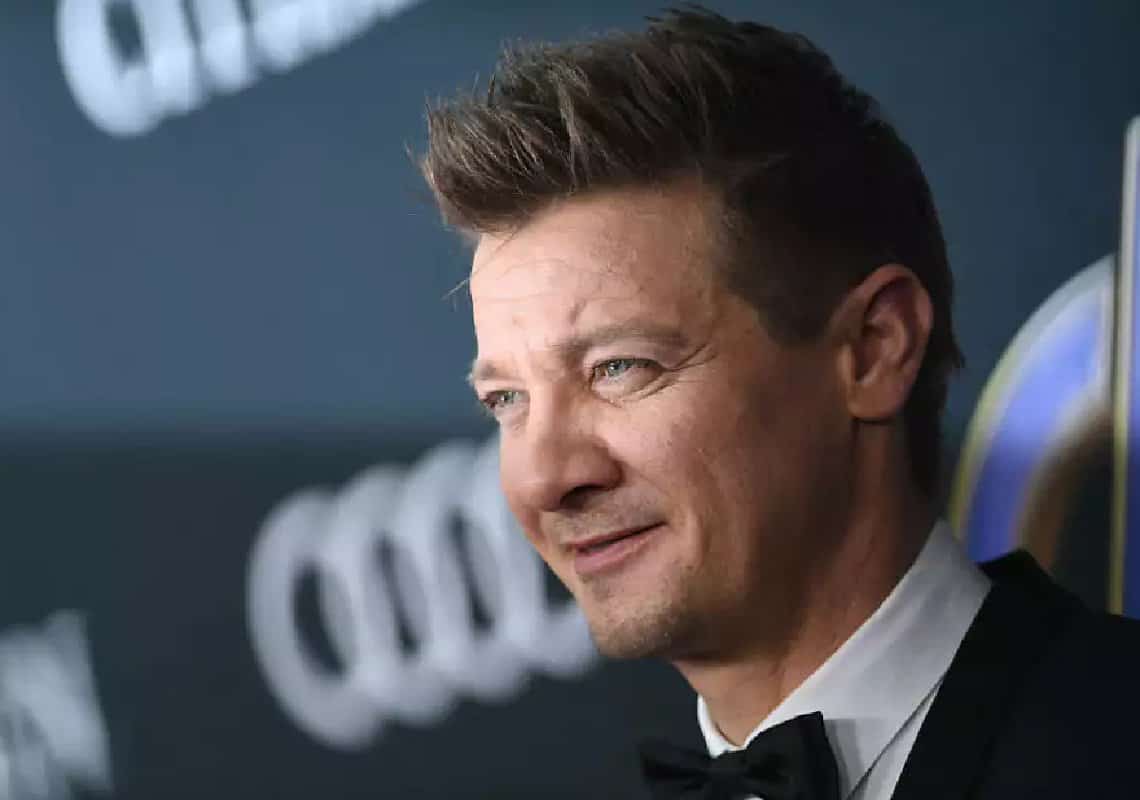 פפראצי ראשון לאחר התאונה: ג'רמי רנר השתחרר מבית החולים