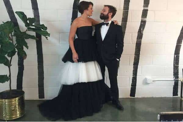 תשכחו משמלה לבנה: ואחלו מזל טוב למנדי מור וטיילור גולדסמית'  