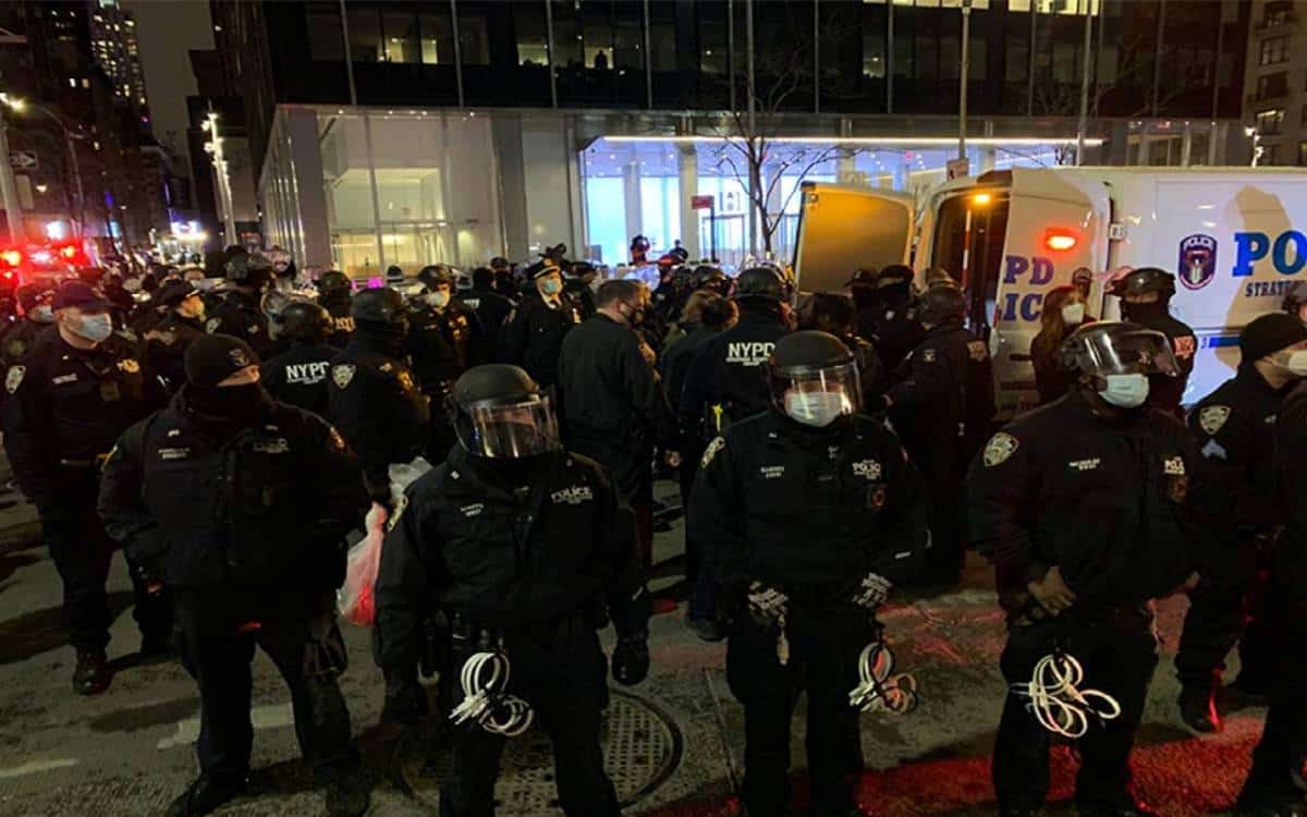 ניו יורק: שוטרים פצועים ו-11 עצורים במהומות של תנועת Black Lives Matter
