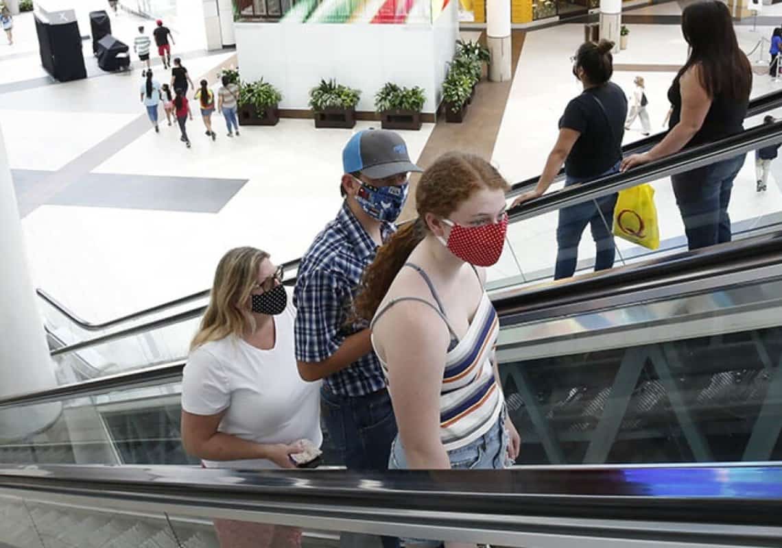 רשויות הבריאות בלוס אנג'לס מזהירות: 'עלולים להחזיר את חובת עטיית המסכות'