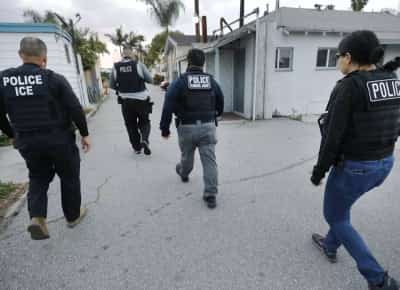 במדים אזרחיים ופנים מכוסות: אלו הסוכנים הפדרליים שמטילים אימה על לוס אנג'לס