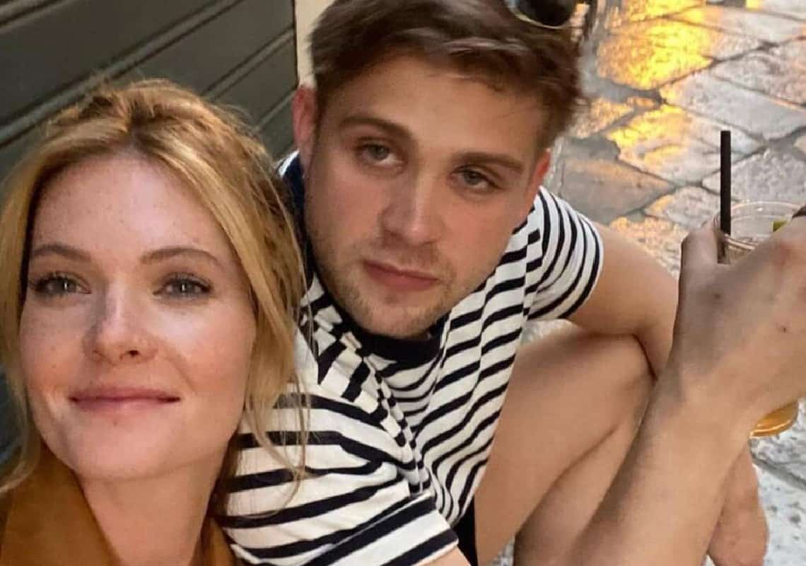 זוגיות חדשה בביצה? כוכבי הלוטוס הלבן נצפו צמודים