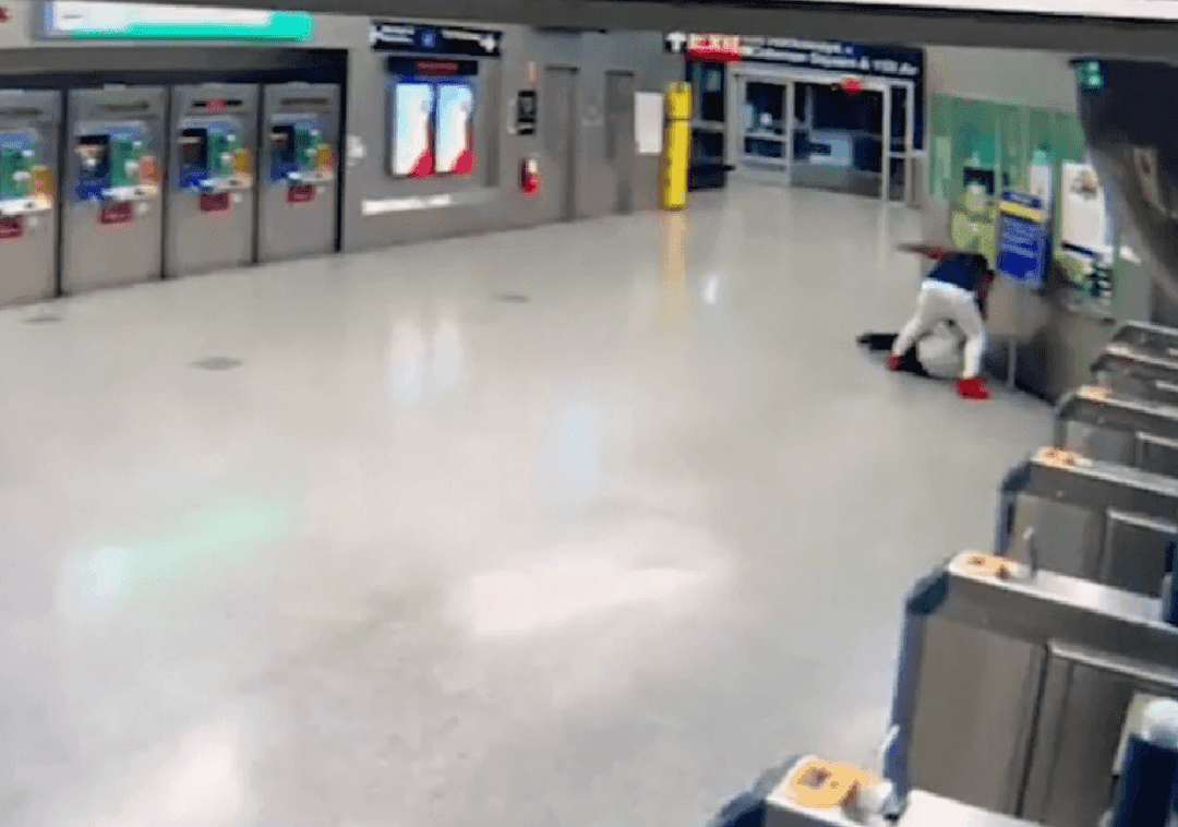 הגבר שתועד מכה באכזריות אישה בניו יורק - רצח את סבתא שלו כשהיה בן 14 