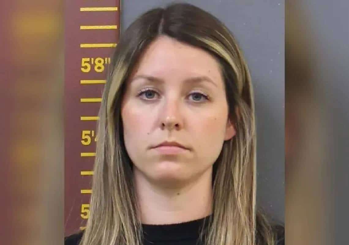 מנהלת המקהלה נתפסה לאחר שהבעל הודיע למנהל בית-הספר ולחוקרים: "אשתי מנהלת רומן לסבי סוער עם תלמידה בת 17"