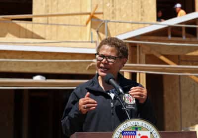 "קארן באס מדברת שטויות": תושבים בפאליסיידס מתוסכלים מקצב השיקום