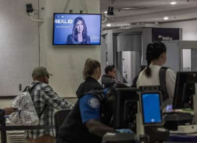 זה מרגיש אחרת: אזרחים אמריקניים מדווחים על מתח וחשדנות בנמל התעופה במיאמי