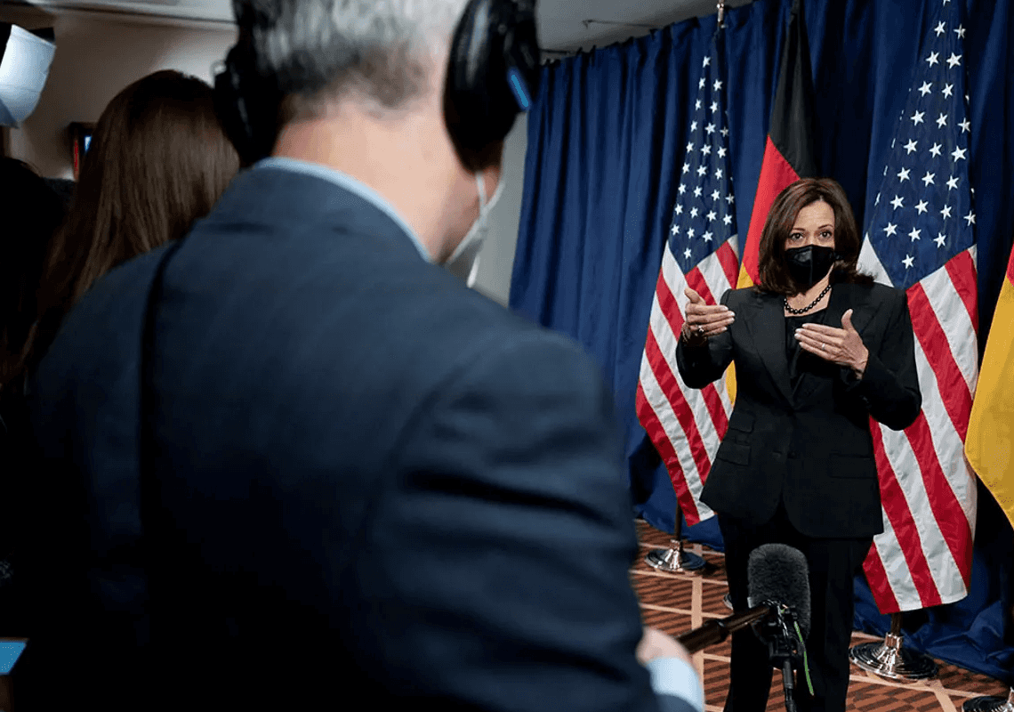 קמלה האריס תחת ביקורת על "סלט המילים" שאמרה בנושא משבר רוסיה-אוקראינה