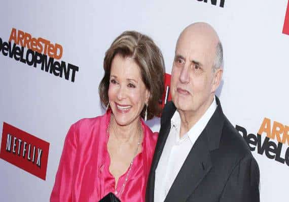 ג'סיקה וולטר: "ג'פרי טמבור הטריד אותי מילולית על הסט של הסדרה Arrested Development"