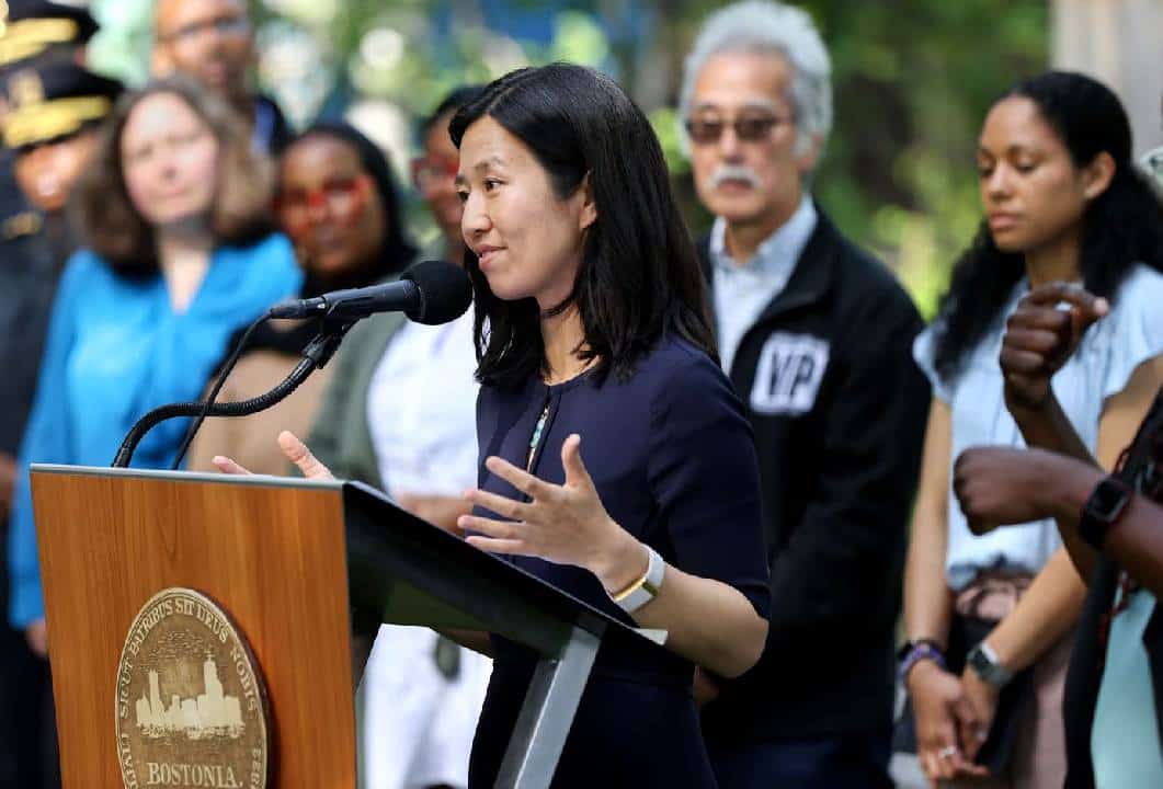 שוב ביקורת על ראש עיריית בוסטון: האם ילדים ומהגרים חסרי תיעוד צריכים להחליט על תקציב העיר?