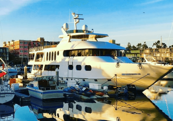 "יש יותר קליפורניה מזה?": מבצע סיוע לנפגעי השריפה כולל יאכטה מפוארת, גולשים והמון בירה