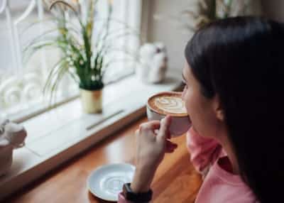שמונה הרגלים יומיומיים שמקפיצים את הסוכר בדם בלי שתשימו לב
