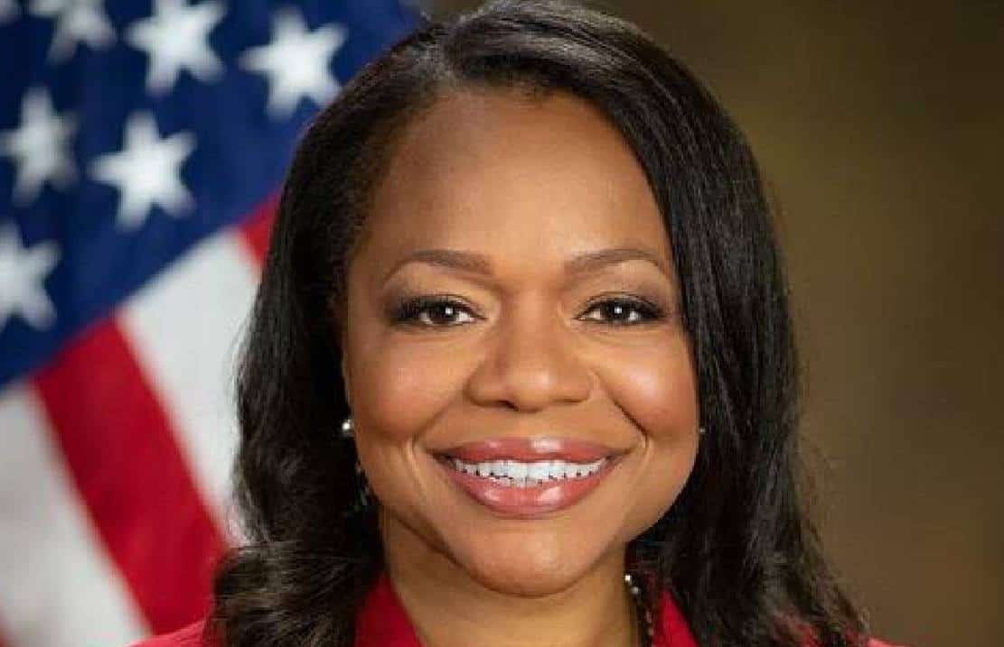 "היא גזענית, וגאה בזה": אילון מאסק תוקף משפטנית אשר התרועעה עם אנטישמים מוצהרים