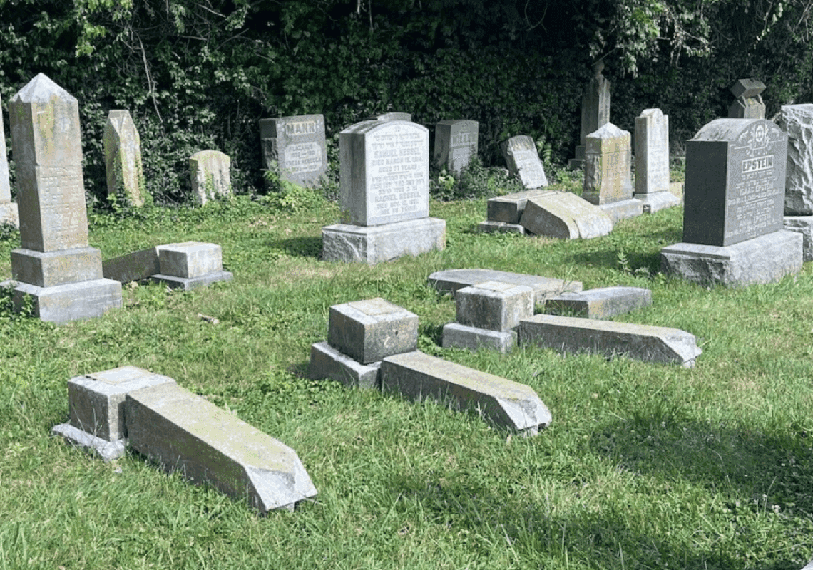 האנטישמיות בארה"ב: עשרות מצבות בבתי קברות יהודיים הושחתו ונופצו