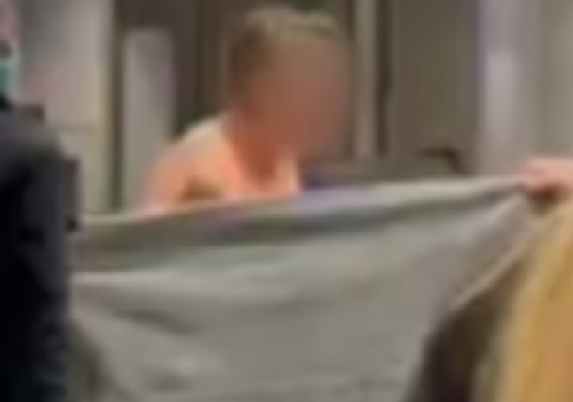 אישה התהלכה עירומה בנמל התעופה בדנוור – ונלקחה להסתכלות רפואית