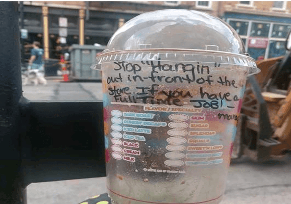 עובד פוטר מרשת דאנקן דונאטס לאחר שכתב טקסט מעליב לחסרת בית