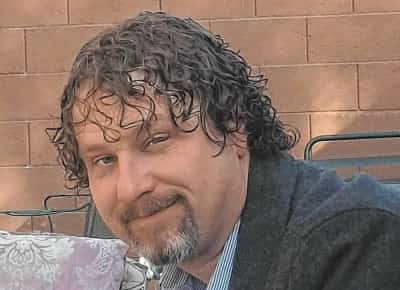 רצח מזעזע בלאס וגאס: עיתונאי ותיק נמצא מת בתיבה בעסק במרכז העיר